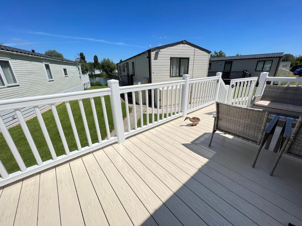 Mallard Corner, Cosy Cotswold Lakeview Lodge South Cerney Exterior foto