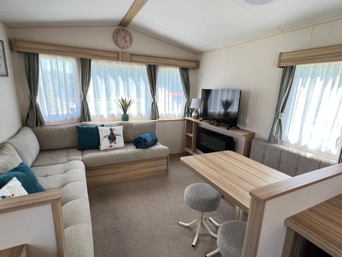 Mallard Corner, Cosy Cotswold Lakeview Lodge South Cerney Exterior foto