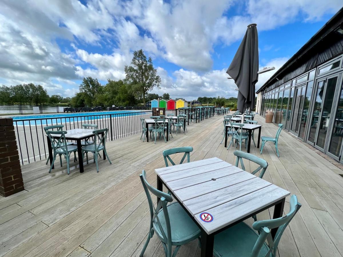 Mallard Corner, Cosy Cotswold Lakeview Lodge South Cerney Exterior foto
