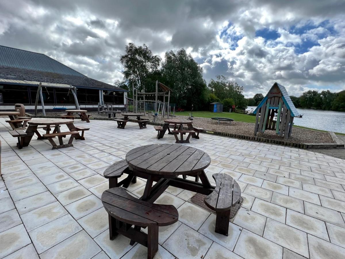 Mallard Corner, Cosy Cotswold Lakeview Lodge South Cerney Exterior foto