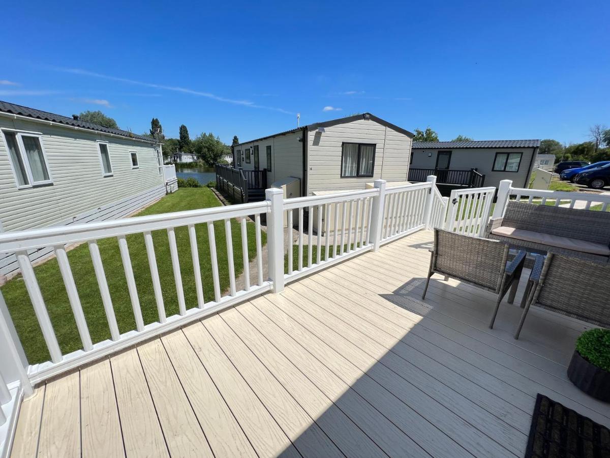 Mallard Corner, Cosy Cotswold Lakeview Lodge South Cerney Exterior foto