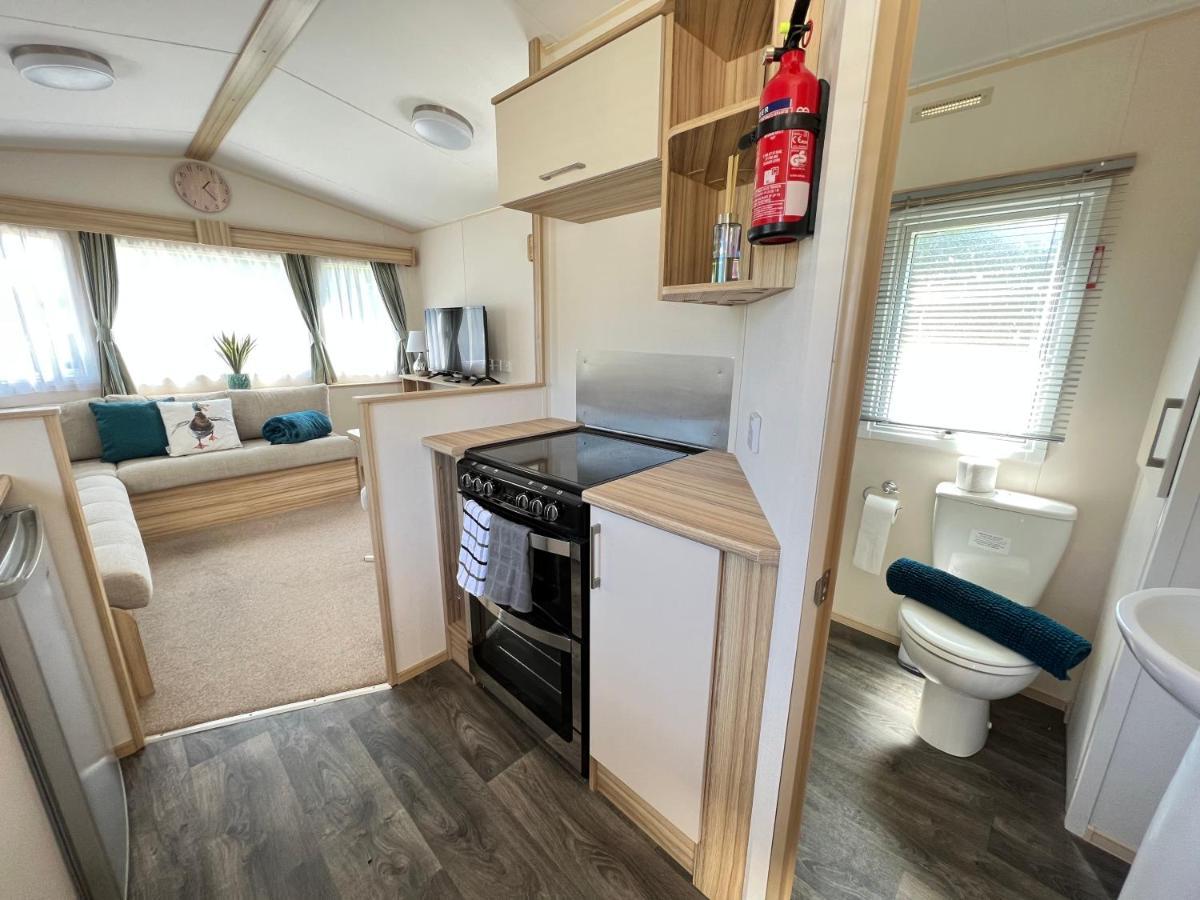 Mallard Corner, Cosy Cotswold Lakeview Lodge South Cerney Exterior foto