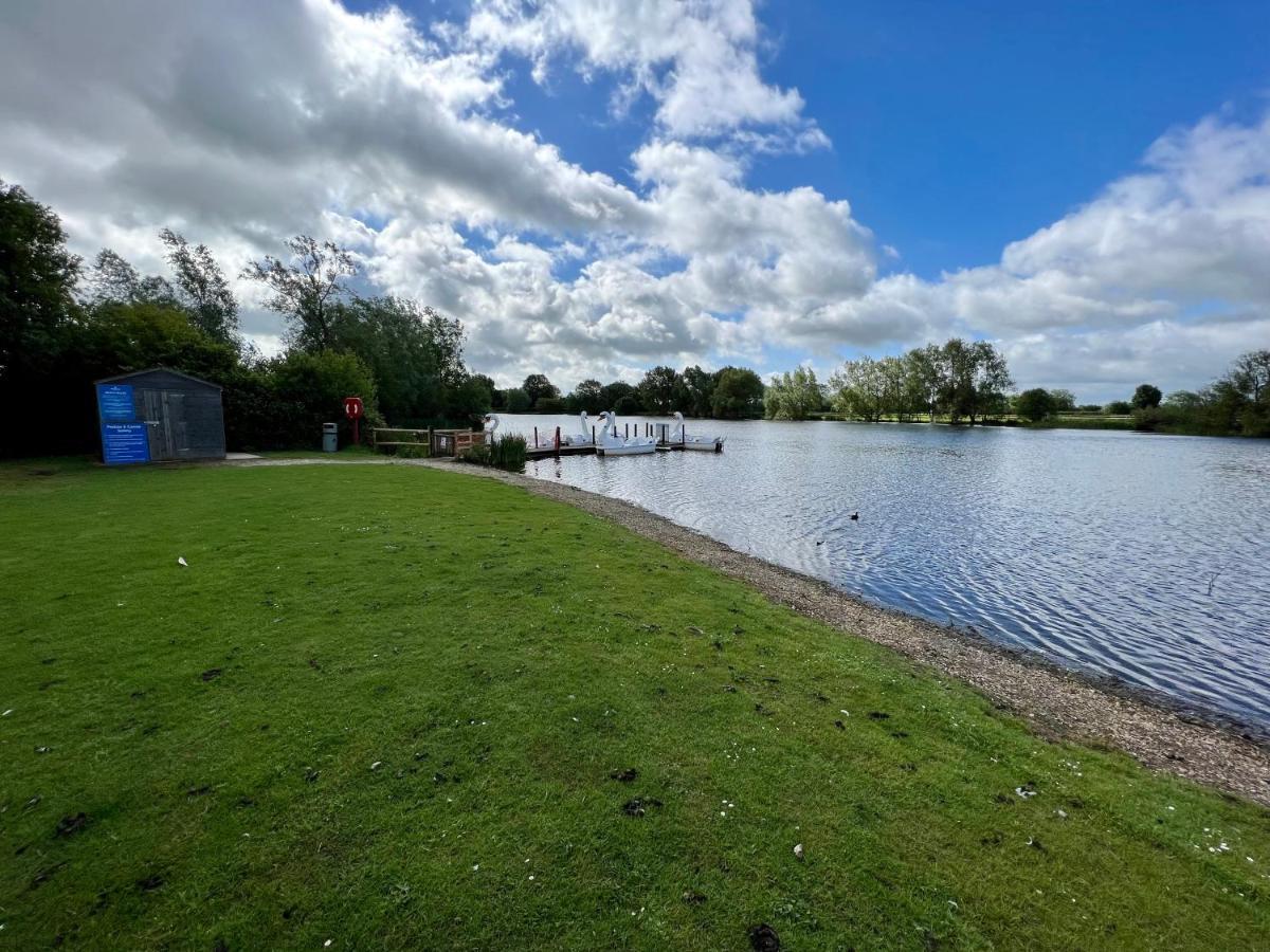 Mallard Corner, Cosy Cotswold Lakeview Lodge South Cerney Exterior foto