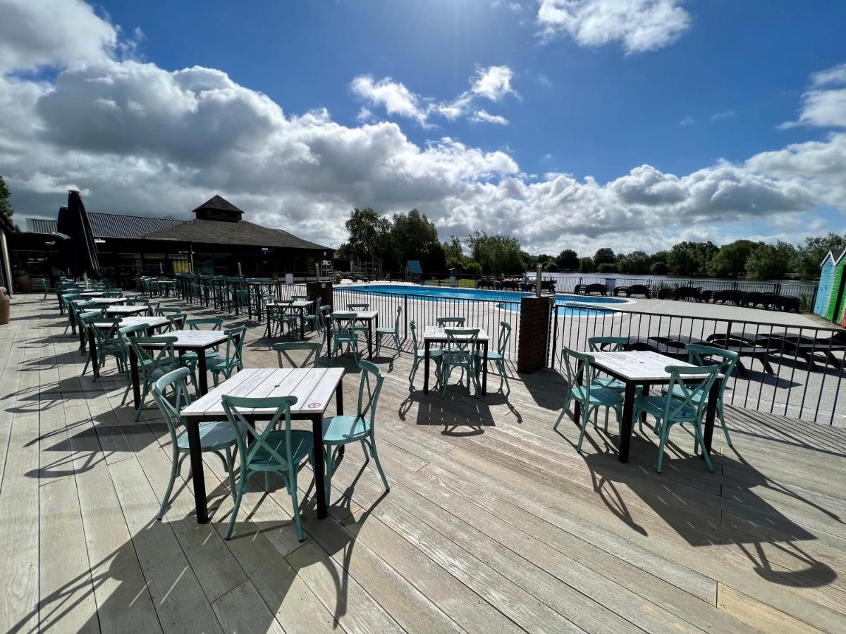 Mallard Corner, Cosy Cotswold Lakeview Lodge South Cerney Exterior foto
