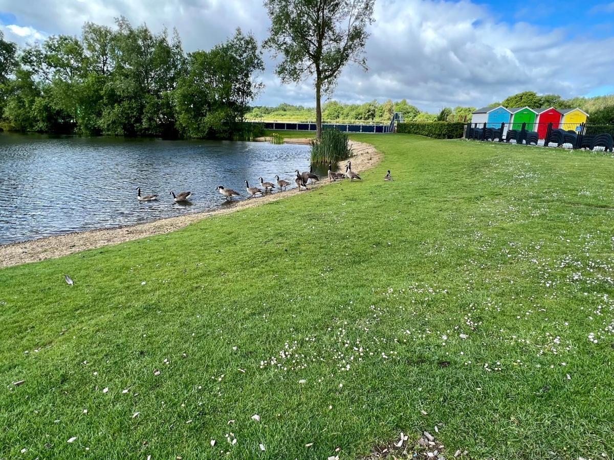 Mallard Corner, Cosy Cotswold Lakeview Lodge South Cerney Exterior foto