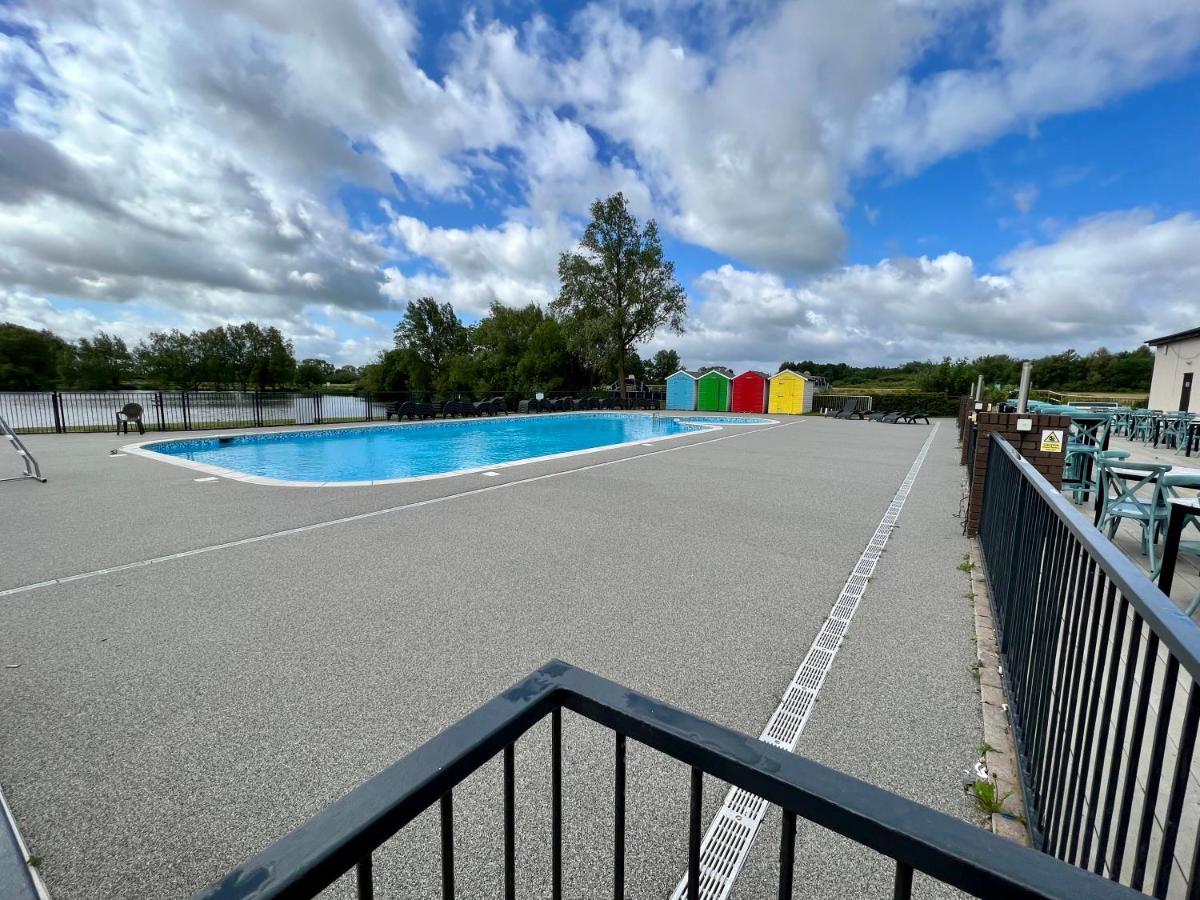 Mallard Corner, Cosy Cotswold Lakeview Lodge South Cerney Exterior foto