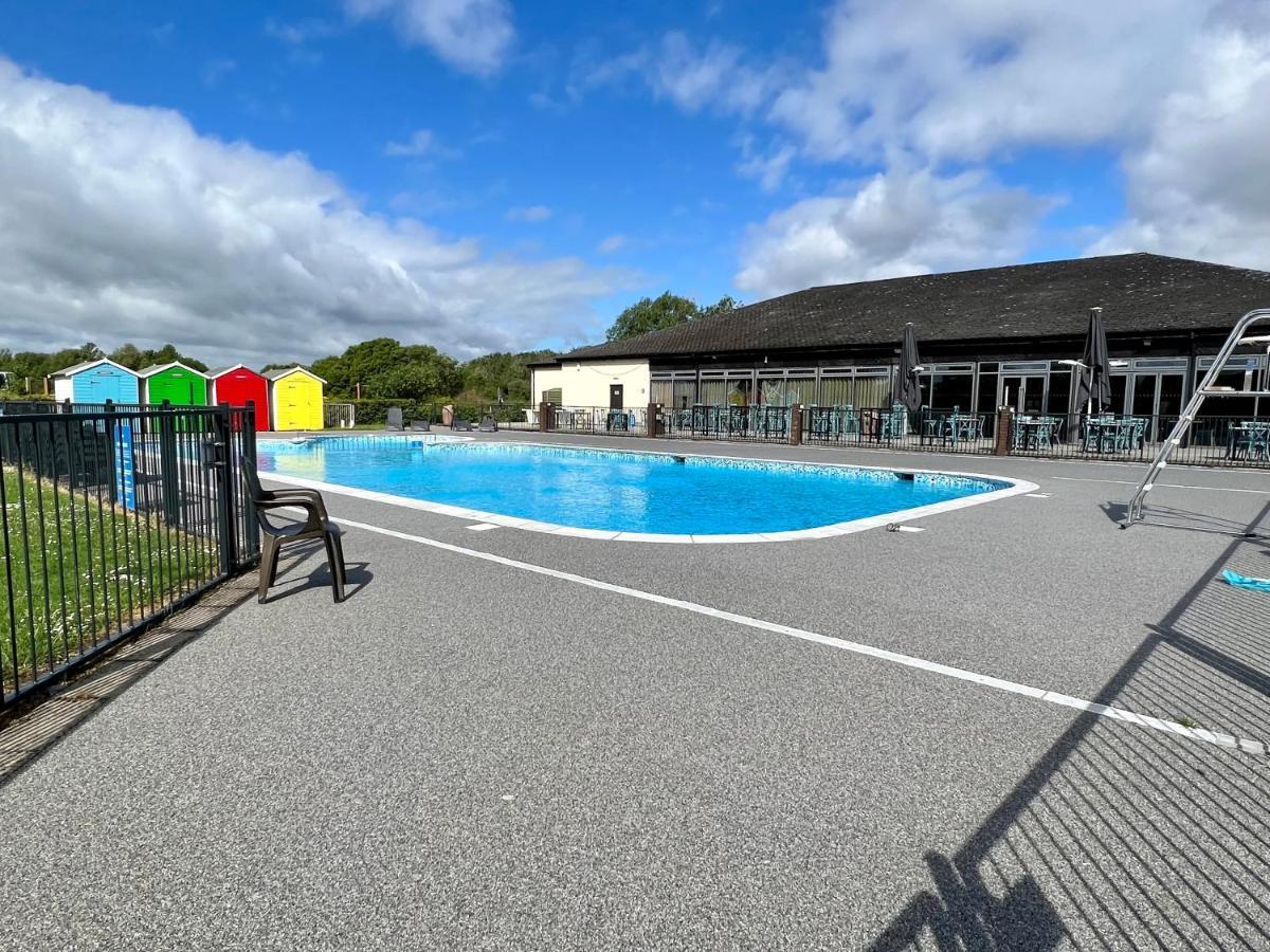 Mallard Corner, Cosy Cotswold Lakeview Lodge South Cerney Exterior foto